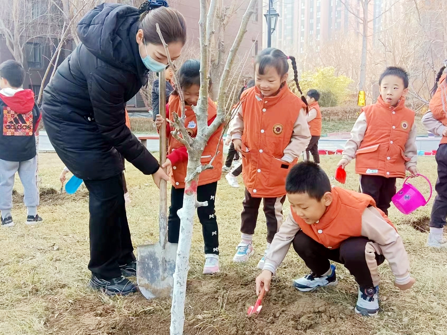 和美睦邻+ | 隆泰物业绿色家园植树节活动精彩有你(图4)